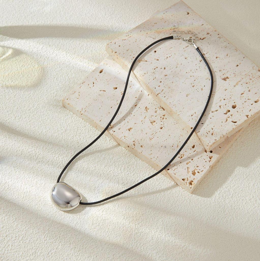 Yida Moderní kovový světelný sloup Ohýbaná trubka náhrdelník: Unikátní nepravidelný street style choker