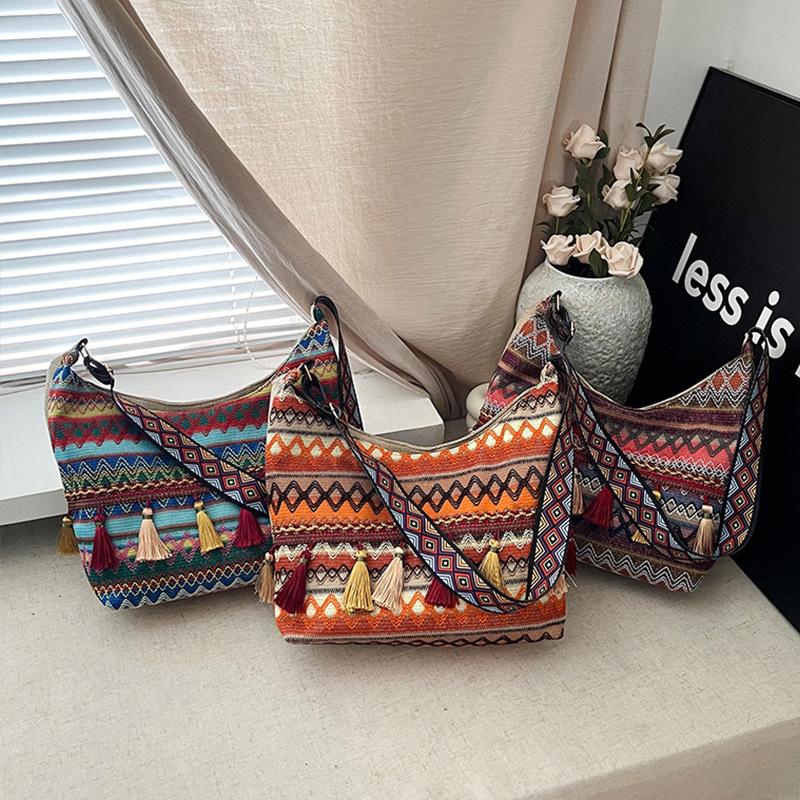 Large-capacity Ethnic Style Fringed Shoulder Bag Women's 2025 New Versatile Messenger Bag Personalized Fashion Underarm Bag