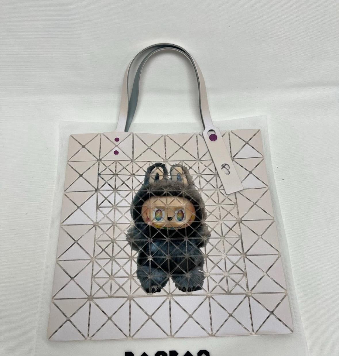 

Labubu geometric diamond grid shoulder bag, hand-held tote women s bag CLE 34*34