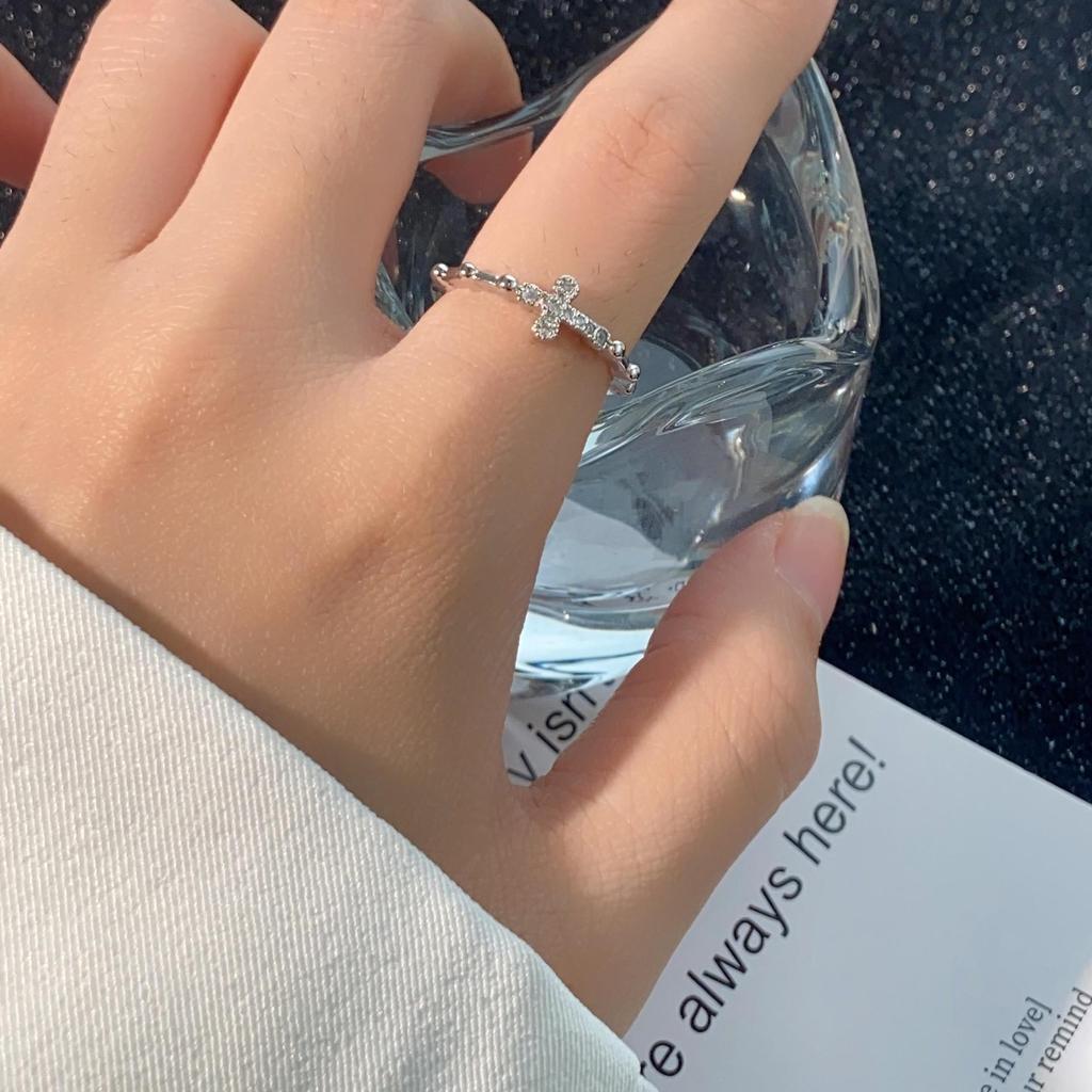 Personalisierter Damenring aus rosafarbener Metalllegierung – High-End, leichter Luxus, strukturiert, unregelmäßige Öffnung, trendiger Schmuck.