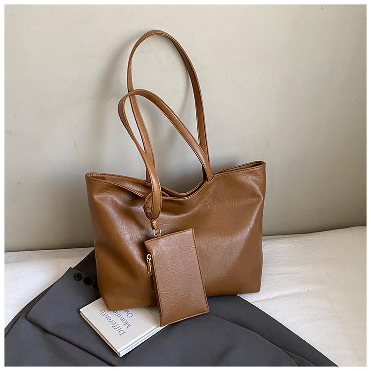 

Large capacity versatile tote bag retro design shoulder bag new oil wax leather fashion niche commuter tote bag women коричневий