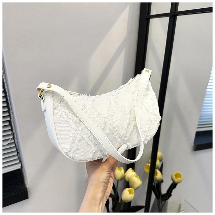 

Джинсовая сумка большой вместимости женская летняя новая нишевая на плечо под мышку ромбовидная рабочая сумка для通勤 белый