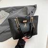 Xiaolu's New Fashionable Women's Shoulder Bag, Underarm Tote Bag, Casual, Beautiful and Simple Handheld Women's Bag