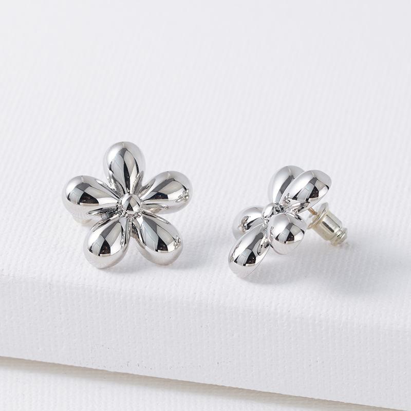 

Metal glossy flower stud earrings 925 silver needles niche retro light luxury simple ear jewelry