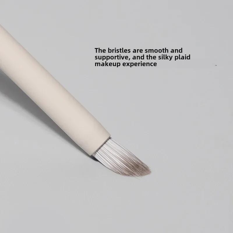 New Cloud Porcelain Pencil Head Concealer Brush: Precise Tool for Nasolabial Folds, Tear Grooves, Eye Bags, and Dark Circles.