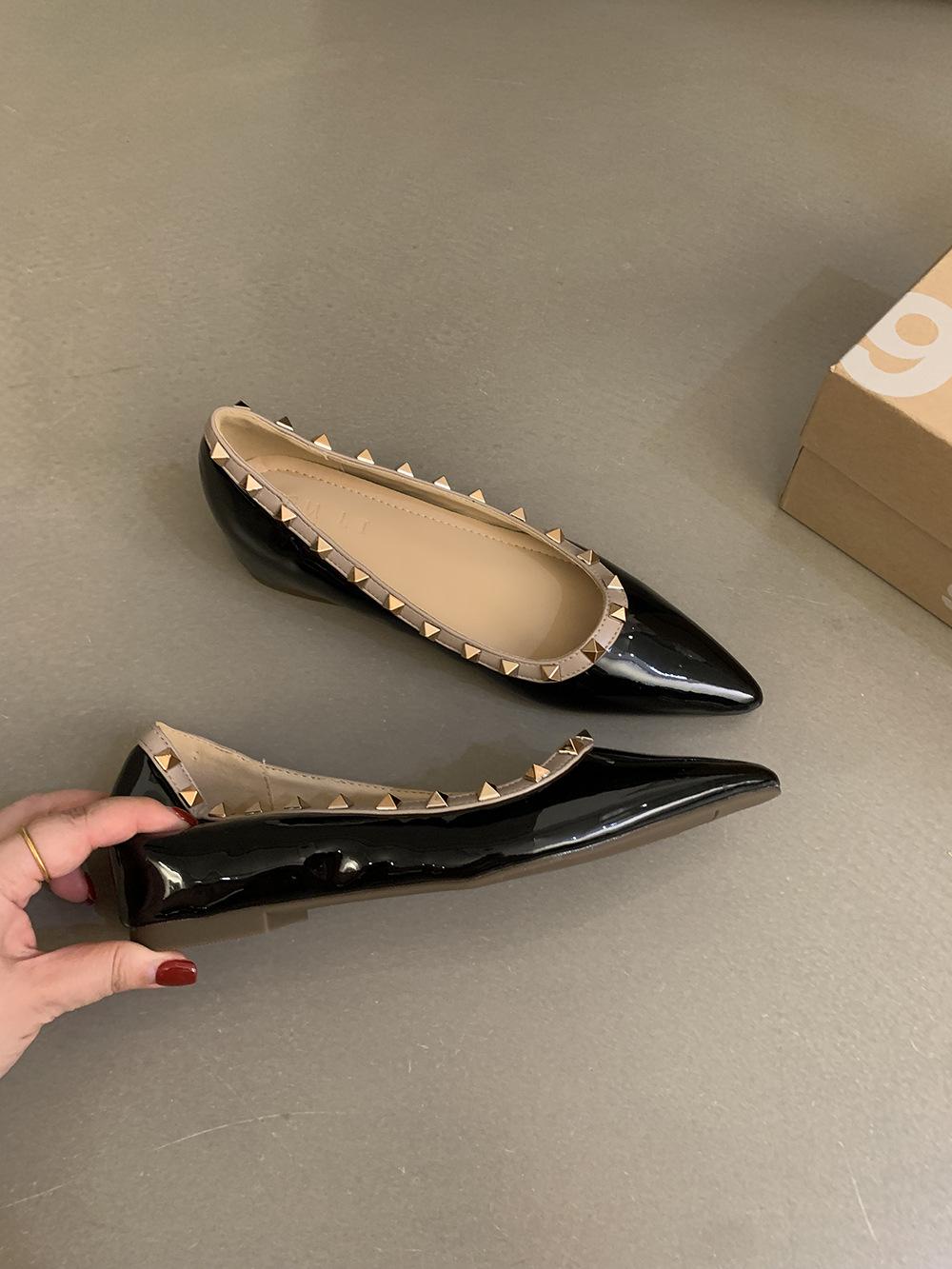 

Нишевый дизайнерский стиль, туфли-одиночки с заклепками, женская обувь с внутренней высотой, осень и лето, на одном педале, для通勤, черные туфли, французская маленькая кожа 35