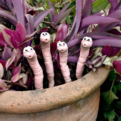 1pc Funny Resin Thirsty Worm Plant Decor | Cute Garden & Patio Accessories with "Drink Me" Sign | Perfect for Indoor/Outdoor Plants