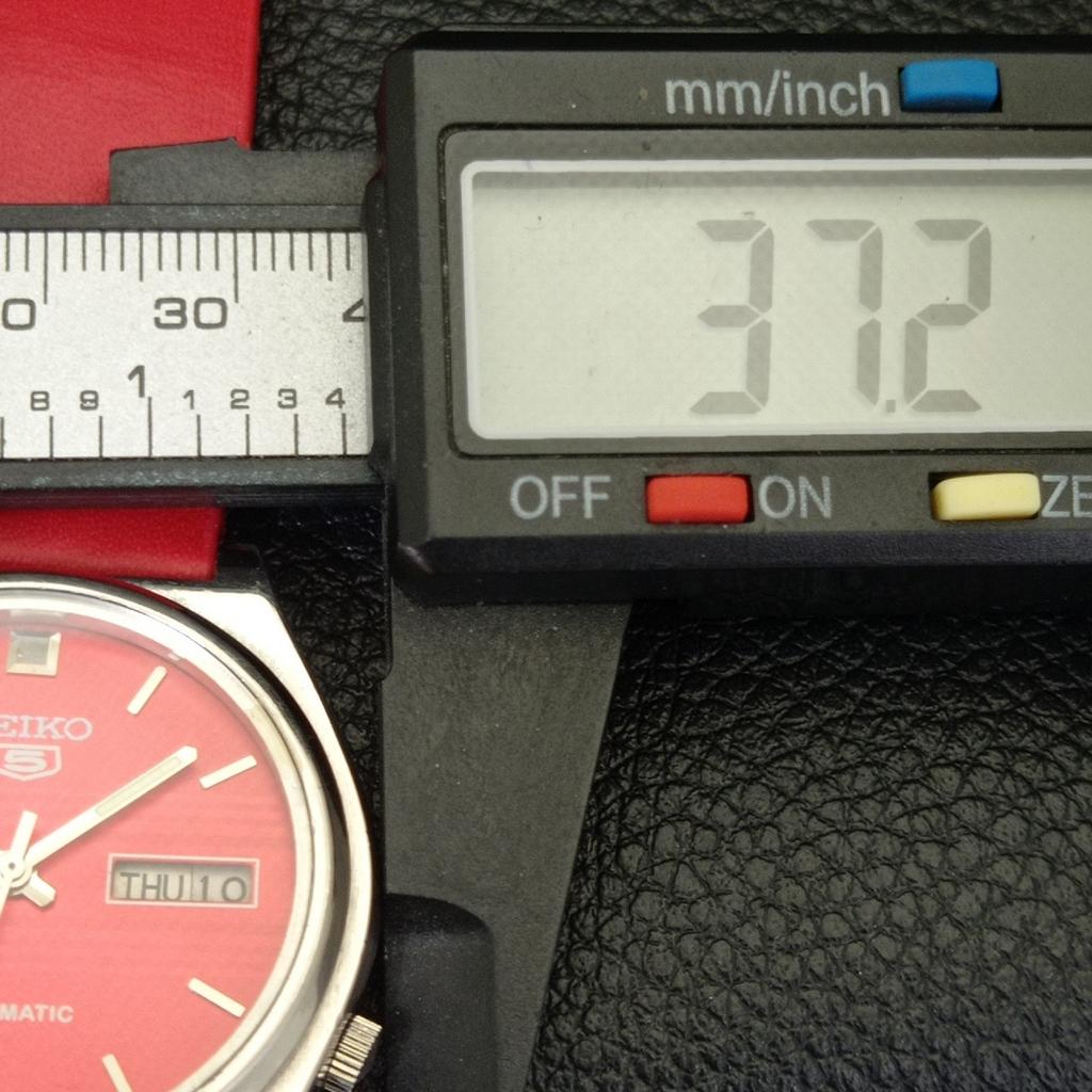 VINTAGE SEIKO 5 AUTOMATIC 7009A JAPAN MENS RED COLOR DIAL WATCH A701512-5 R206b-a701512