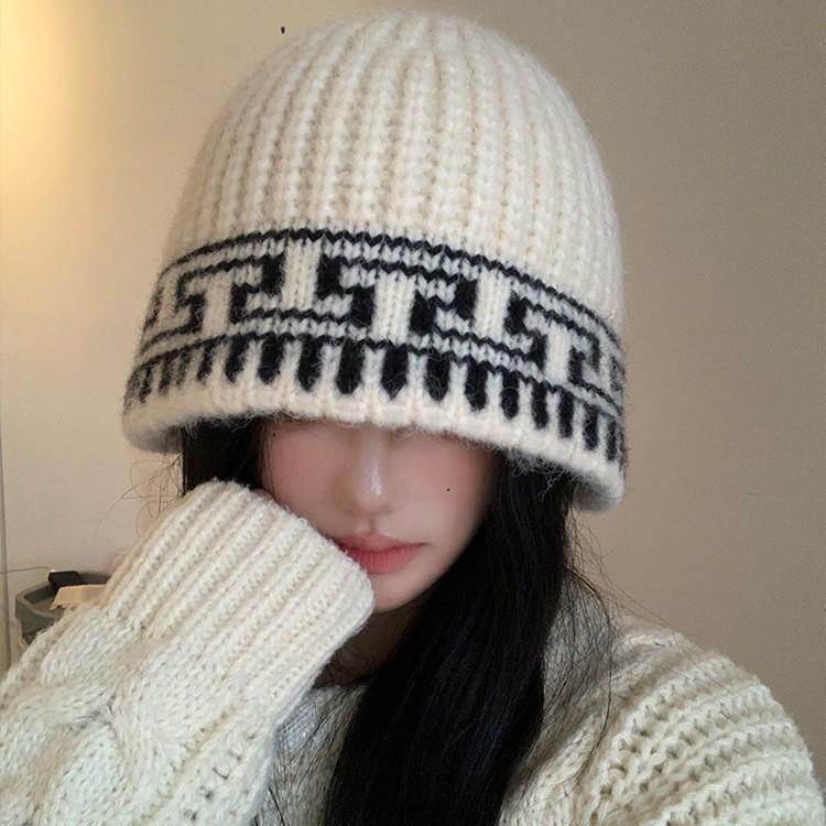 A Versatile Large Head Cap That Makes Your Face Look Smaller and Keeps You Warm in Autumn and Winter