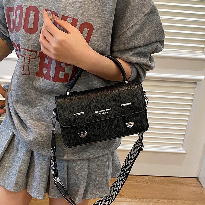 Bao Nu's New Handbag Is Versatile and Fashionable, and It Is A Small Square Bag with One Shoulder