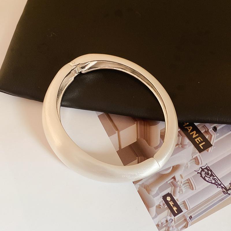 

Glossy geometric opening bracelet, women s personality is simple and high-end bracelet, atmospheric light luxury and exaggerated jewelry