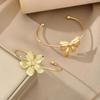2 Stück/Set Elegantes Blumen- und Schleifen-Armreif in Goldfarbe für Damen Exquisite Wasserdichte Offene Manschettenarmband-Sets Hochzeitsfeier