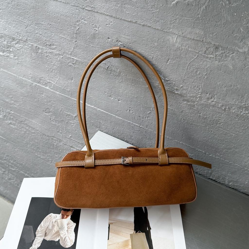 A Niche Retro Bowling Bag for Women, a New Autumn Matte Underarm Bag, a Versatile Baguette Bag, and a Shoulder Bag