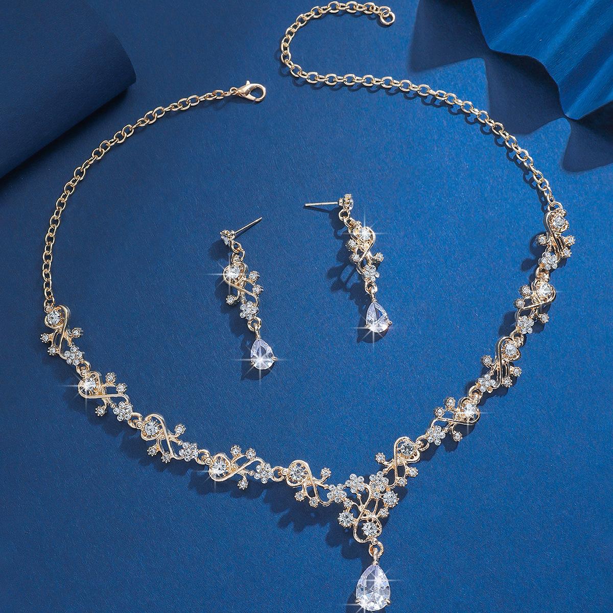 

Премиальный набор из двух предметов: колье и серьги с цирконами. Свадебные украшения. Элегантный свадебный набор украшений для невесты.