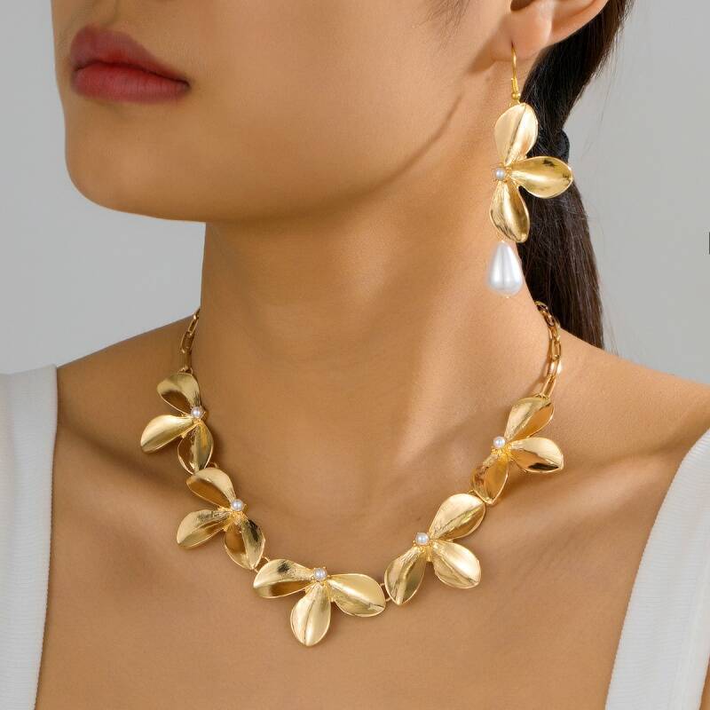 

Модные украшения для женщин золотой