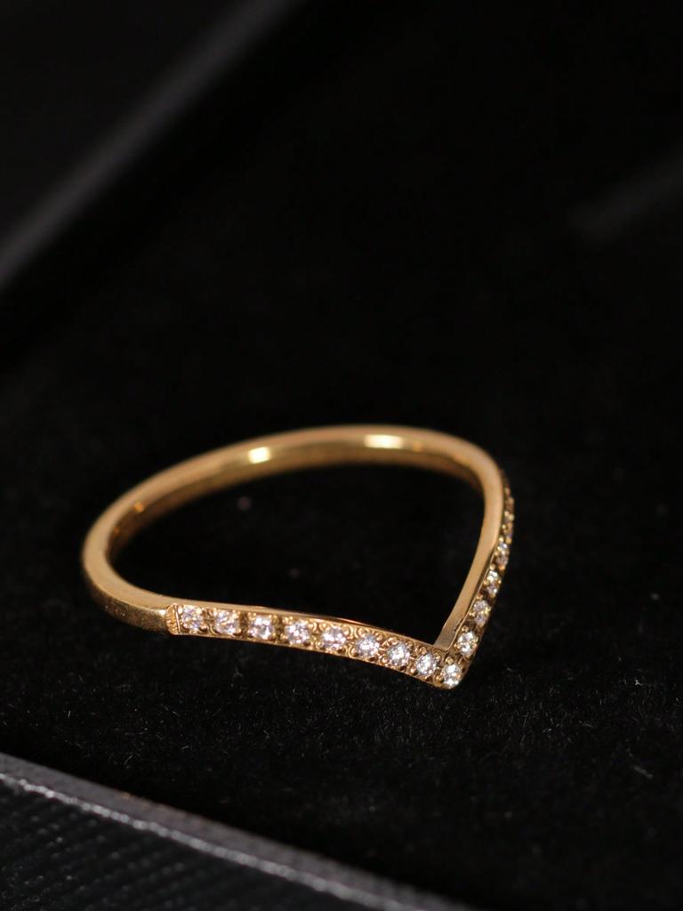 1 Piece Stainless Steel 18K Gold European and American Light Luxury V-shaped Ring Inlaid with Rhinestone Finger Ring