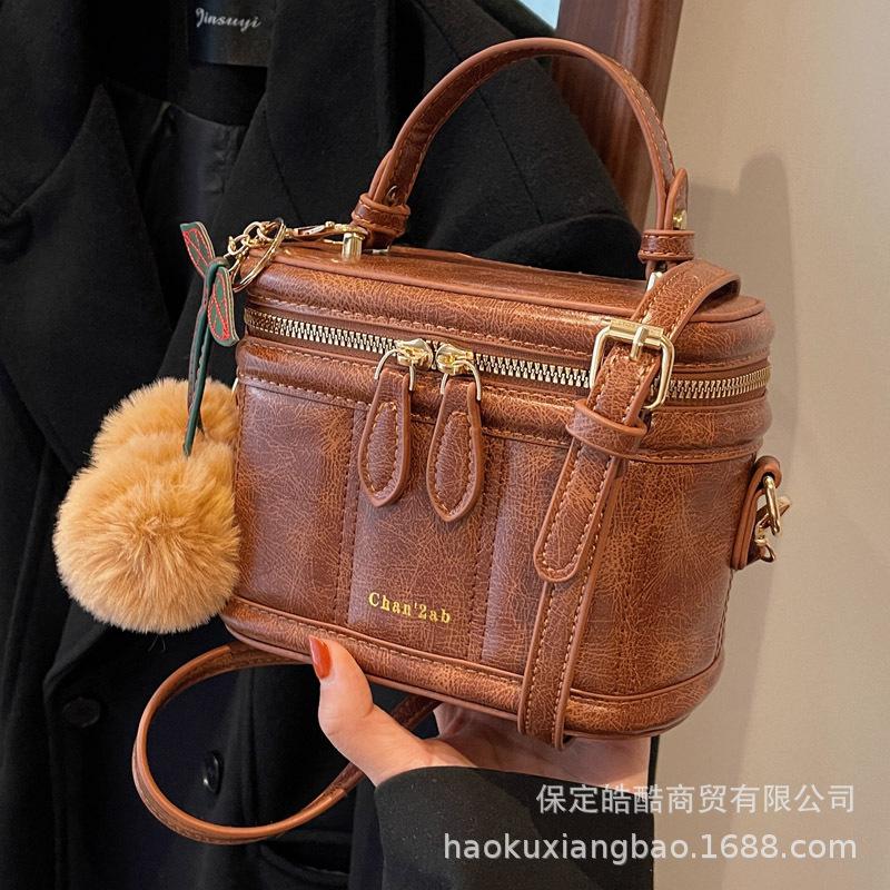 This Year, Popular Small Bags Are Women's Autumn and Winter Versatile 2025 New Fashionable Retro Shoulder Messenger Bag Portable Bucket Bag