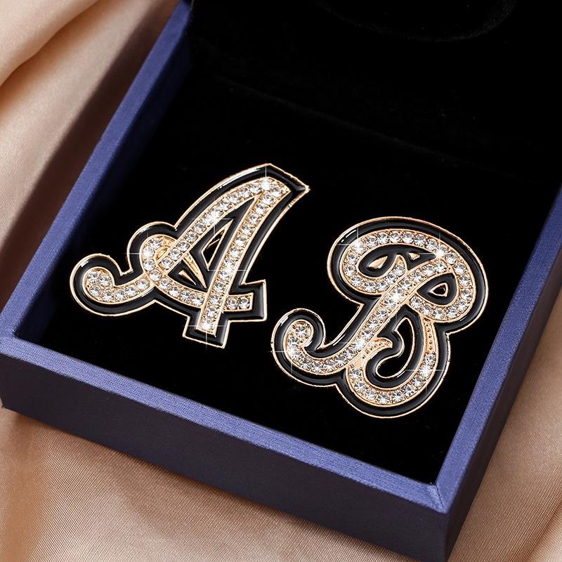 Fashion Women Rhinestone Brooch A-Z English Letter Metal Corsage Pins Crystal Alphabet Jewelry Shirt Clothes Accessories Gift