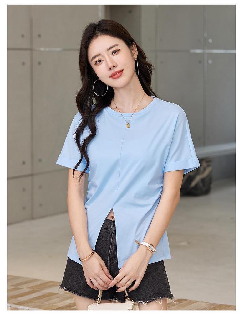 Tricou de damă cu mânecă scurtă din bumbac mercerizat în stil coreean, cu mâneci suflecate și șliț lateral.