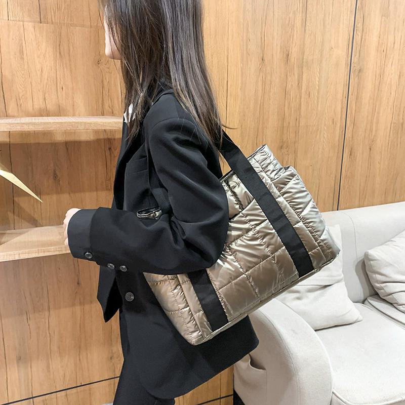 Módní nylonová polstrovaná prošívaná taška pro ženy Vesmírná bavlněná taška přes rameno Měkká nadýchaná kabelka Dámská taška do podpaží Shopper Totes