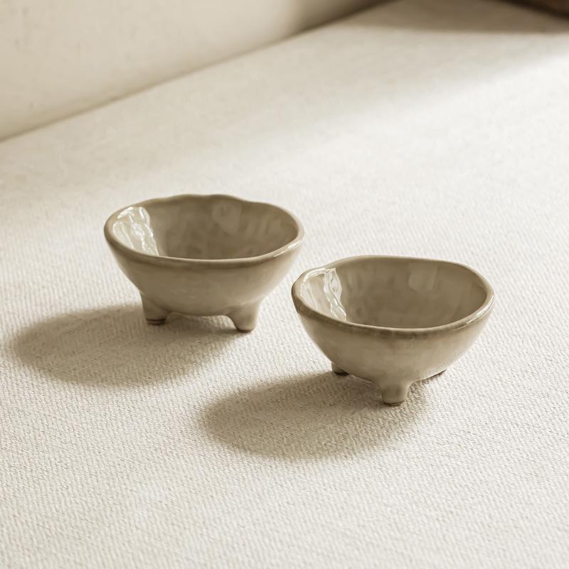 Japanese Retro Three-Legged Ceramic Condiment Dish for Sauces, Dips, and Seasonings