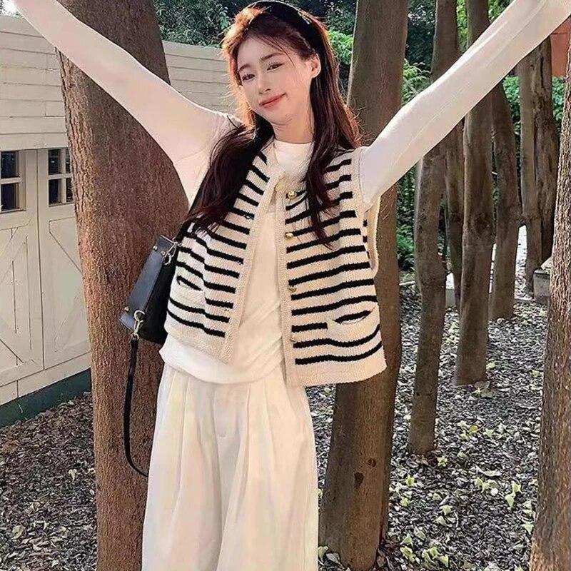 Black and White Striped Sleeveless Knitted Vest Jacket for Women's Spring and Autumn Cardigan, Paired with Sweater and Vest