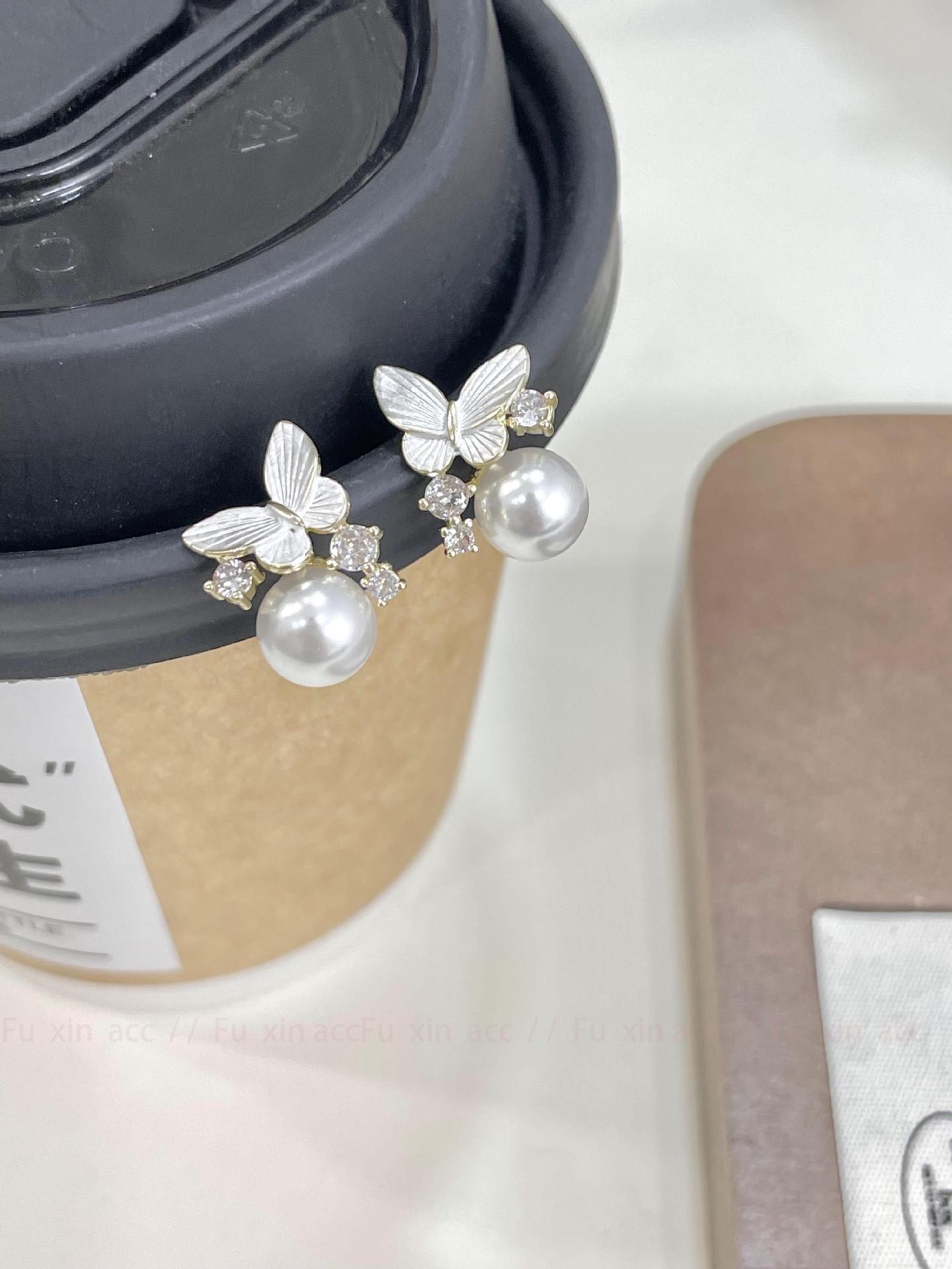 

Серьги-бабочки с белым жемчугом и цирконием – элегантная французская мода, универсальные, в сказочном стиле, небольшой литературный дизайн null