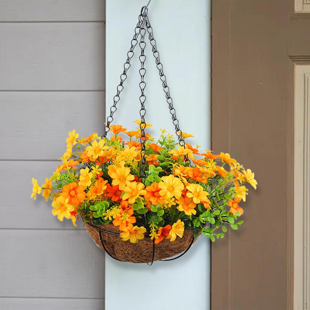 Blumenarrangement im Hängekorb mit Kette für Gartendekoration