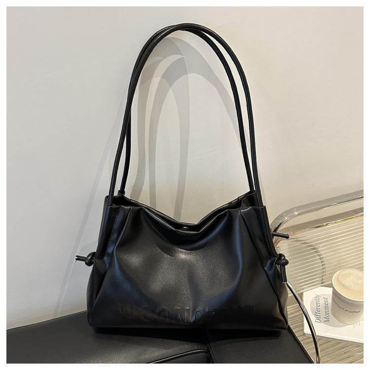 

Large Capacity Student Classroom Commuting Bags Female 2026 New Spring and Summer Shoulder Armpit Fashi Soft Leather Tote Bags чёрный
