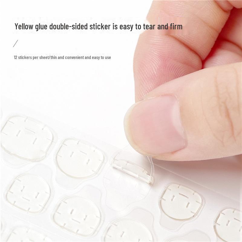 Nail Art Kit: Doppelseitiger Gelee-Kleber, Holzfeile, Alkoholtupfer und Zubehör.