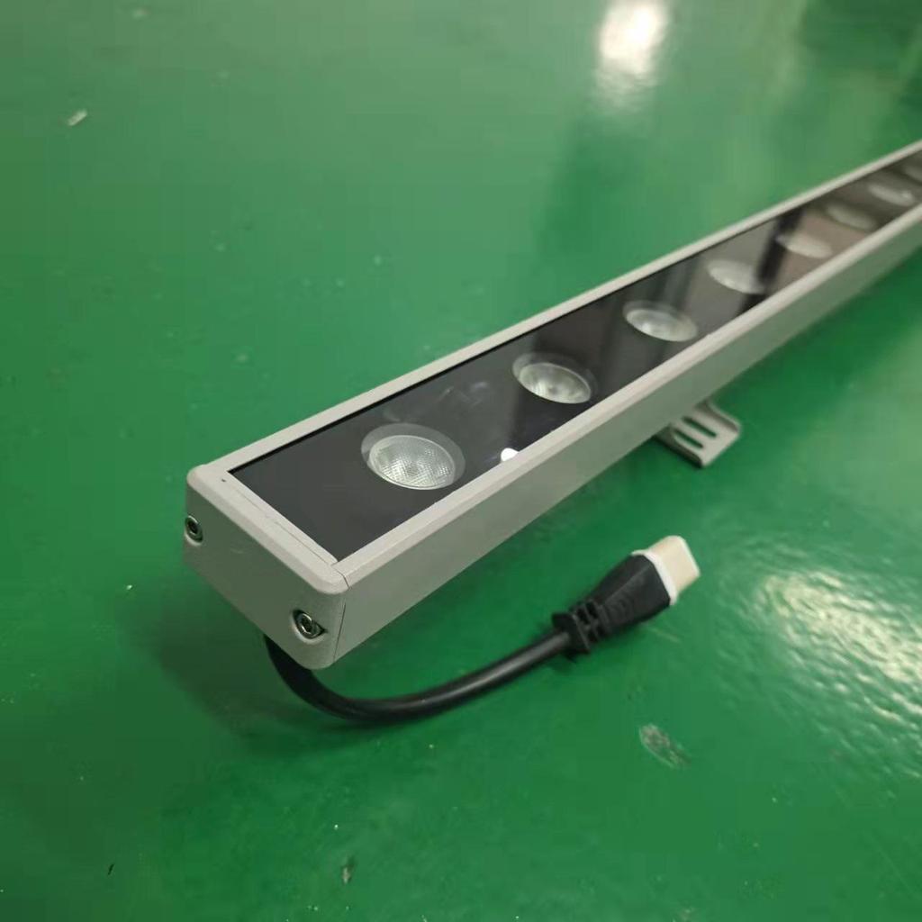 Hotel Exterior LED Wall Washer: 18W/24W Golden Monochromatic Light for Outdoor Use