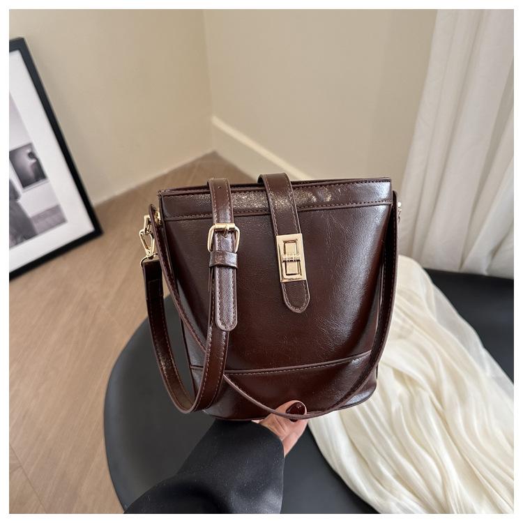 

Корейская темпераментная нишевая сумочка 2025 весна ретро простая сумка-ведро высококлассная сумка через плечо сумка-мессенджер сумка темно-коричневого