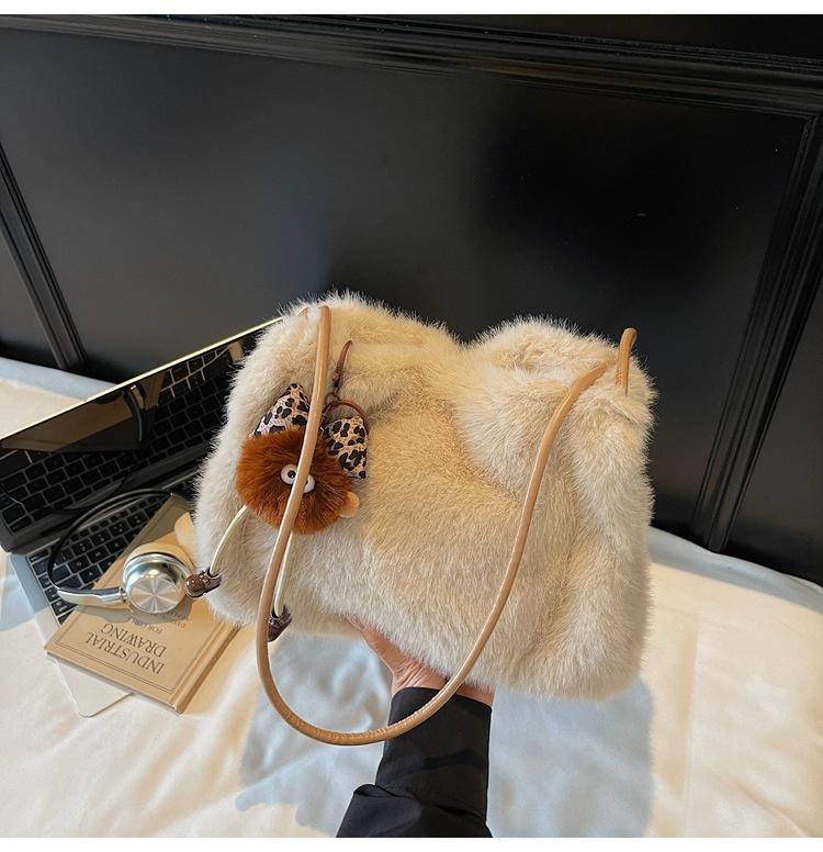 

Осень и зима новая плюшевая сумка мода с пригородной пушистой сумкой через плечо ins корейская версия однотонная сумка-тоут под мышкой женская хаки