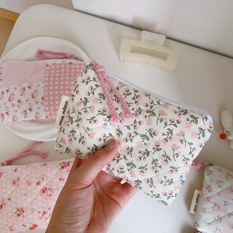 Cute Pink Style Makeup Lipstick Airpods Case Floral Quilted Makeup Bag Women's Sweet Mini Lipstick Cosmetic Pouch for Period