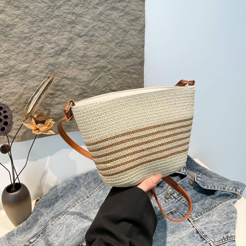 French Vintage Woven Bag For Women With Pu And Straw Material Ideal For Casual Daily Use