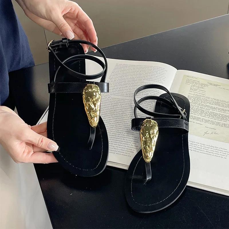 Fashion Fashion Metal Decoration Flat Sandals Women Luxury Designer Ankle Strap Flip Flops Summer Light Comfortable Slippers Sandalias