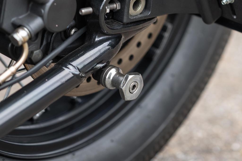 Motone MMU081 Bonneville Bobber Speedmaster Thruxton/R/RS 2 Piece Stainless Steel Stand Hook Bolt