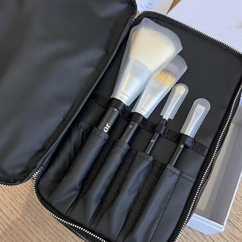 2025 4 Parça Hediye Seti: Pudra Fırçası, Kalem, Siyah Portföy & Çift Katmanlı Kozmetik Çantası