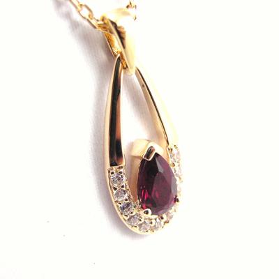 [F7136] - Pozlacený 'Scarlett' Ruby náhrdelník - 24x10 mm