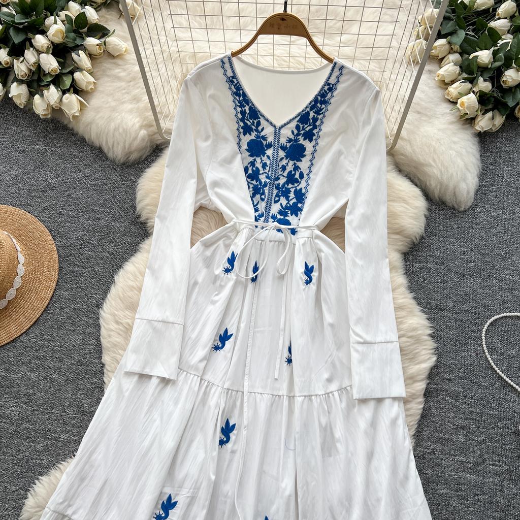 Vintage Western Style Embroidered V-neck Strap Up Waist Long Sleeve Dress for Women French Elegant Grand Swing Long Dress