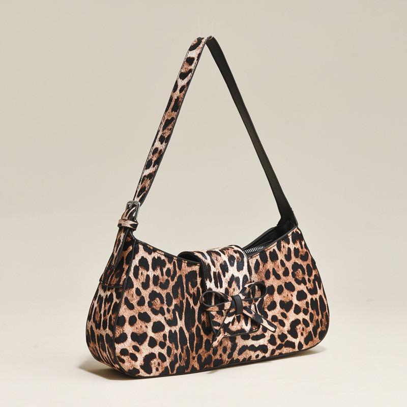 Modern Chic Crossbody Handbag With Soft Structure And Multiple Compartments Interior