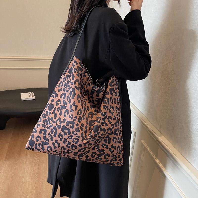 Niche leopard print tote bag for women, casual, large-capacity, fashionable handbag, Korean-style stylish shoulder crossbody bag