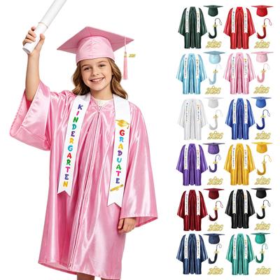 Kinder Abschlusskleid Set Kindergarten Abschlussrobe Kappe Quaste Jahresanhänger Größenoptionen für Vorschul- und Grundschulzeremonie