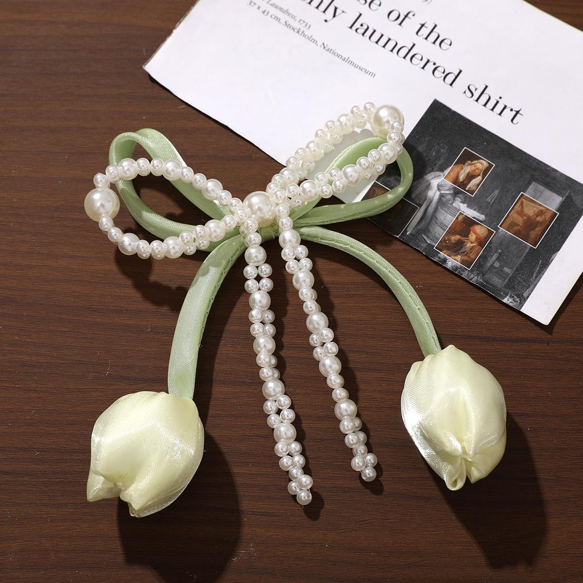 Милый брелок-подвеска в виде тюльпана с бантиком из сладкого жемчуга жёлтый