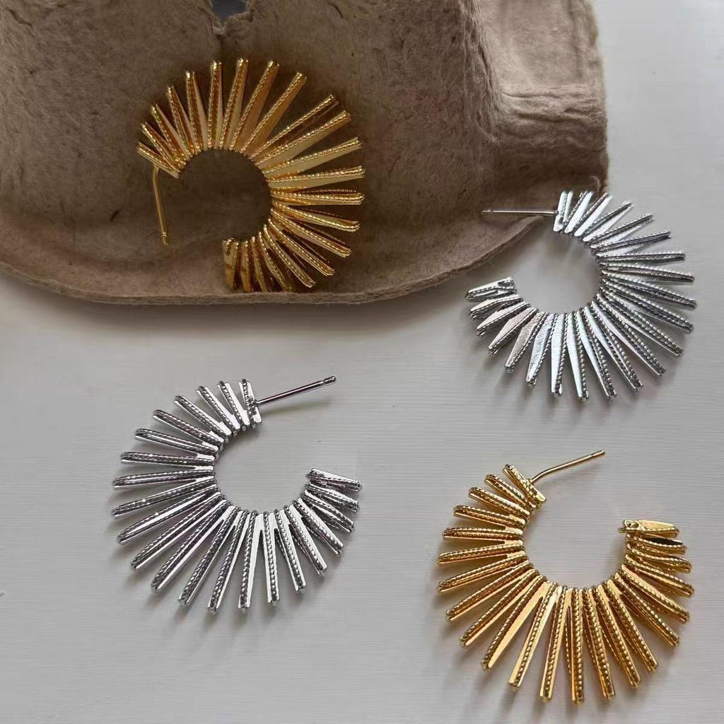 Designed C-shaped Earrings for Women with Exaggerated Fan-shaped Radiating Earrings, the Same Style Of