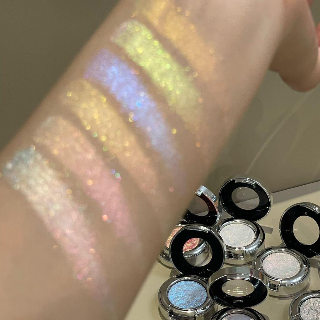 Flashy Silver Chameleon Highlighter: Icy Shimmer for Daily Brightening