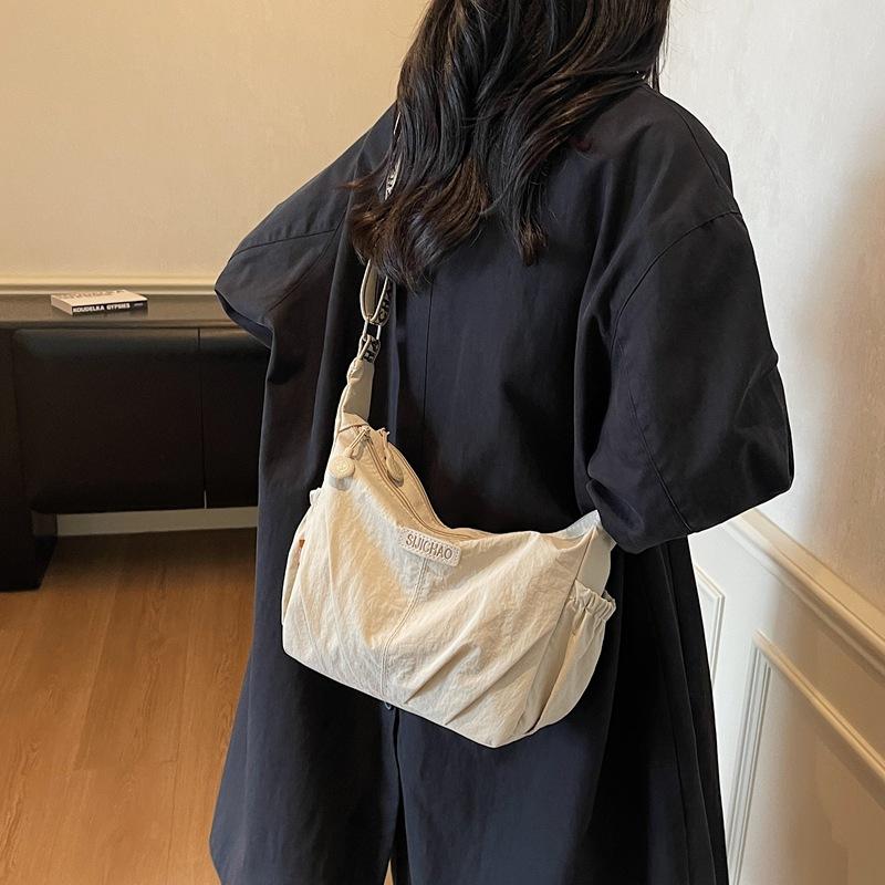 Lekki i codzienny plecak sportowy crossbody na jedno ramię do dojazdów do szkoły i robienia pierogów