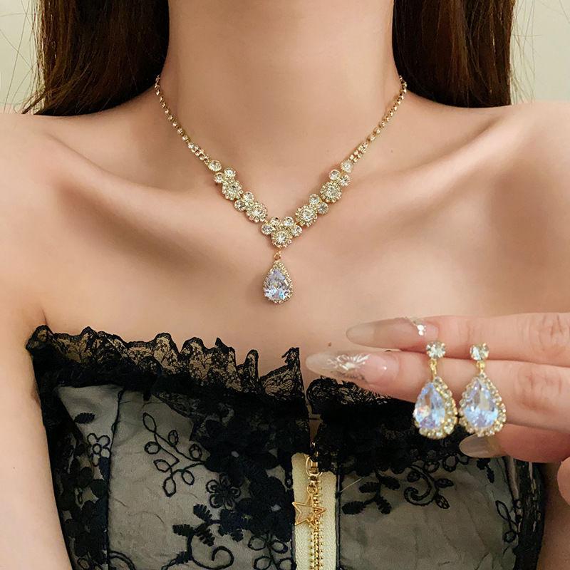 Retro Rhinestone Floral Jewelry Set: Elegant Stud Earrings & Luxury Clavicle Necklace