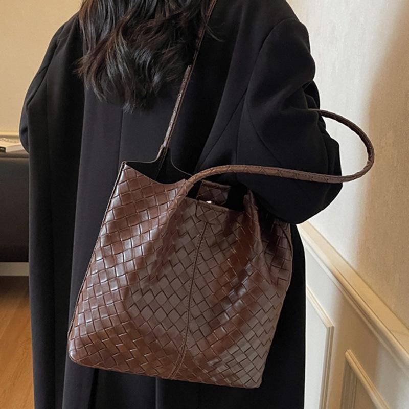 2025 tote bag new fashion woven pattern bag women's simple daily commuter bag large capacity mother and child shoulder bag