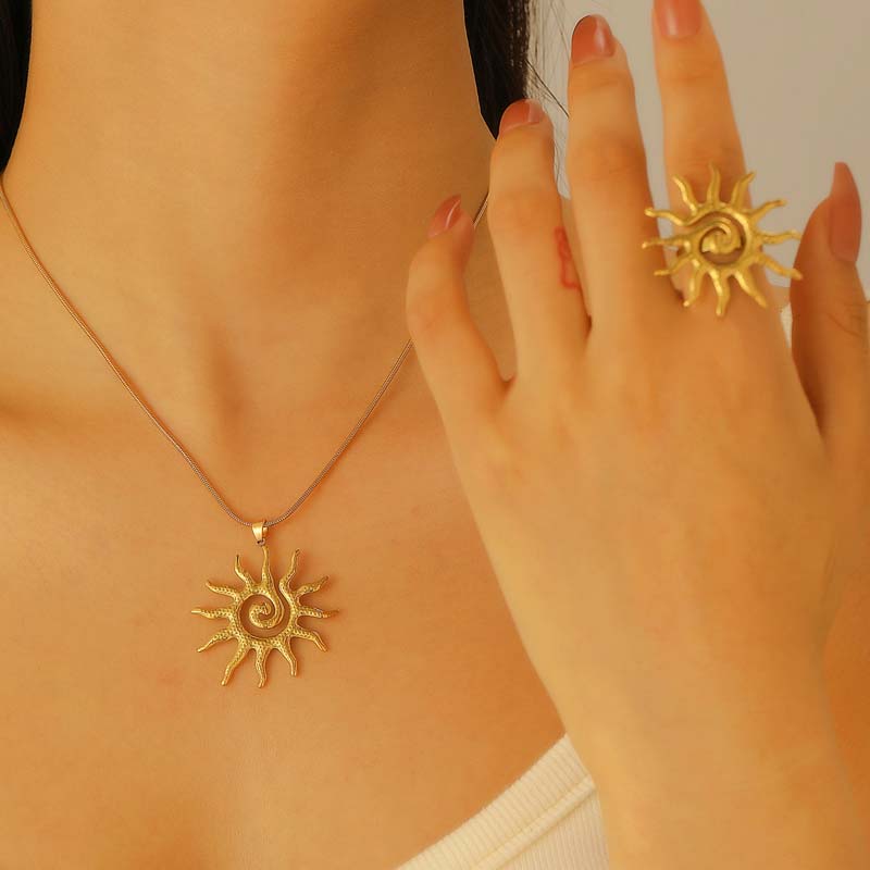 Stainless Steel Metal Sun Shaped Pendant Necklace Rings For Women Fashion Metal Hollow Spiral Chain Necklace Waterproof Jewelry